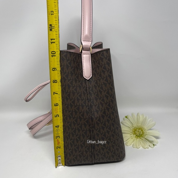 Michael Kors Suri Large Bucket Messenger & Wallet - Picture 5 of 16